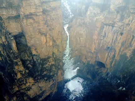 Merry Christmas, Linzhou Taihang canyon, Cina, He Chuan, Liu Yang  - He Chuan e Liu Yang il 31/01/2017 durante la prima salita di 'Merry Christmas' (WI6, 140m) nel Xianxia canyon, un ramo del Linzhou Taihang canyon in Cina