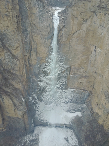 Merry Christmas, Linzhou Taihang canyon, Cina, He Chuan, Liu Yang  - He Chuan e Liu Yang il 31/01/2017 durante la prima salita di 'Merry Christmas' (WI6, 140m) nel Xianxia canyon, un ramo del Linzhou Taihang canyon in Cina