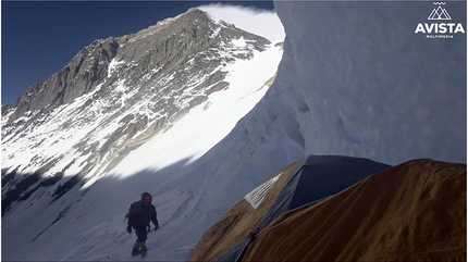Everest, inverno, Alex Txikon, Himalaya - Campo 3 (7350m), durante il tentativo di salire Everest in inverno e senza ossigeno supplementare