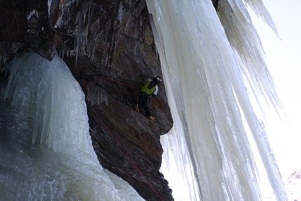 Adriano Trombetta - Adriano Trombetta climbing in the Haston cave, Valsavarenche, Valle d'Aosta