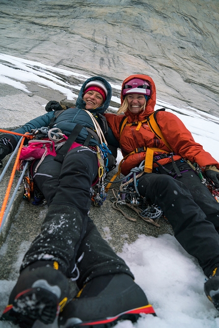 Riders on the Storm, Torri del Paine, Patagonia, Mayan Smith-Gobat, Brette Harrington - Mayan Smith-Gobat e Brette Harrington sotto la Torre Centrale dove corre la via 'Riders on the Storm', Torri del Paine, Patagonia