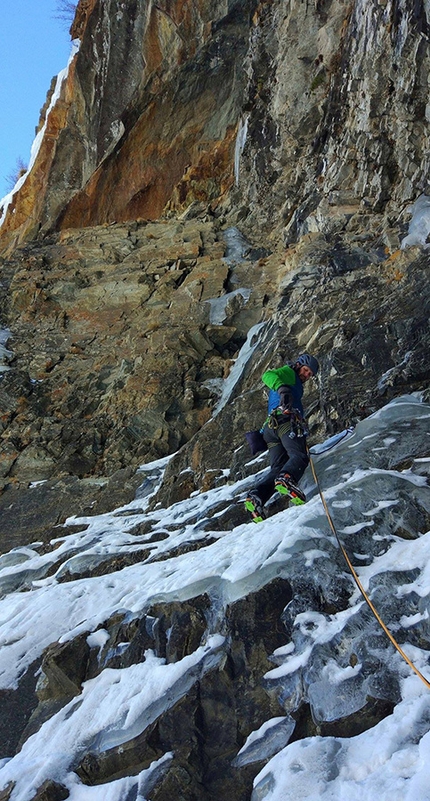 Old Boy, Cogne, Valle d'Aosta, Mauro Mabboni, Patrick Gasperini - During the first ascent of Old Boy at Cogne: Mauro Mabboni on the fifth pitch, M5