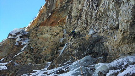 Old Boy, Cogne, Valle d'Aosta, Mauro Mabboni, Patrick Gasperini - During the first ascent of Old Boy at Cogne: Mauro Mabboni on the fifth pitch, M5