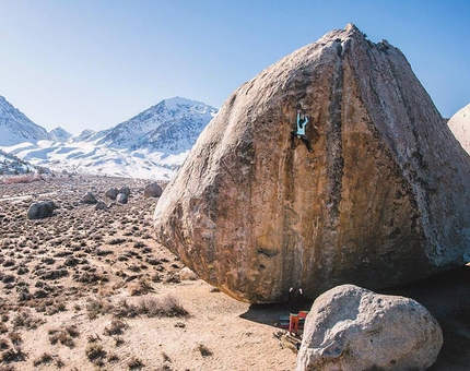 Nina Williams prima femminile dell'altissimo boulder Ambrosia ai Buttermilks di Bishop