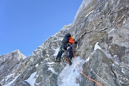 Grandes Jorasses, No siesta, Bonatti - Vaucher, Monte Bianco, Luka Lindič, Ines Papert  - Luka Lindič e Ines Papert durante la salita della combinazione No siesta e Bonatti - Vaucher alla parete nord delle Grandes Jorasses, Monte Bianco (20 - 22/02/2017)