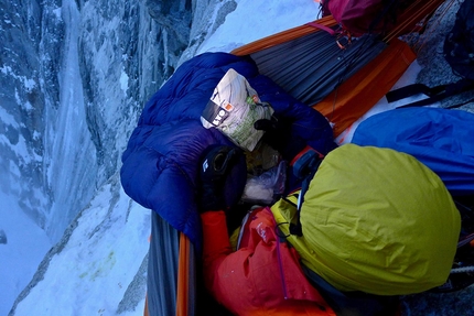 Grandes Jorasses, No siesta, Bonatti - Vaucher, Monte Bianco, Luka Lindič, Ines Papert  - Luka Lindič and Ines Papert during their ascent of No siesta and Bonatti - Vaucher up the North Face of Grandes Jorasses, Mont Blanc (20 - 22/02/2017)