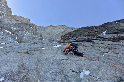 Grandes Jorasses, No siesta, Bonatti - Vaucher, Monte Bianco, Luka Lindič, Ines Papert  - Luka Lindič and Ines Papert during their ascent of No siesta and Bonatti - Vaucher up the North Face of Grandes Jorasses, Mont Blanc (20 - 22/02/2017)