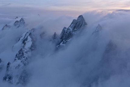 Grandes Jorasses, No siesta, Bonatti - Vaucher, Monte Bianco, Luka Lindič, Ines Papert  - Luka Lindič e Ines Papert durante la salita della combinazione No siesta e Bonatti - Vaucher alla parete nord delle Grandes Jorasses, Monte Bianco (20 - 22/02/2017)