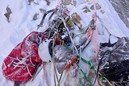 Grandes Jorasses, No siesta, Bonatti - Vaucher, Monte Bianco, Luka Lindič, Ines Papert  - Luka Lindič e Ines Papert durante la salita della combinazione No siesta e Bonatti - Vaucher alla parete nord delle Grandes Jorasses, Monte Bianco (20 - 22/02/2017)