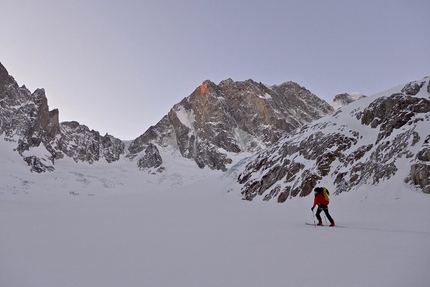 Grandes Jorasses: No Siesta e Bonatti - Vaucher climbed by Luka Lindič and Ines Papert