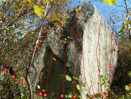 Giovanni Massari, Montecapretto, Val di Susa - Masso di Montecapretto: Il corpo principale: 1) Super Normale 3c, facile placca. 2) Placca dei classici 4a, placca. 3) La sottile cortina della fortuna 5c, placca. 4) Il mito della sfera del tetraedro 6a, muretto e uscita verso sinistra con il 3). 5) Il tetto dell’allungo 5b, parte dai buchi di mina e supera il piccolo tetto. 6) l’oppotransizione 5a, sale l’evidente cornice a sinistra dello spigolo. 7) Spigolo arioso 4c, alto spigolo su buone prese. 8) Sorriso interiore 5b, a destra dello spigolo in opposizione fino a ribaltarsi su di esso. 9) Progetto, liste verticali minime ed uscita esposta. 10) I tarocchi di mia sorella 7b+ sit start, tacche nette distanziate; FA Paolo Leoncini 2002. 11) Spigolo dei Buffoni 6b+, 7a sit start, magnifica linea a cavallo dello spigolo; FA Marco Bernardi 1979.