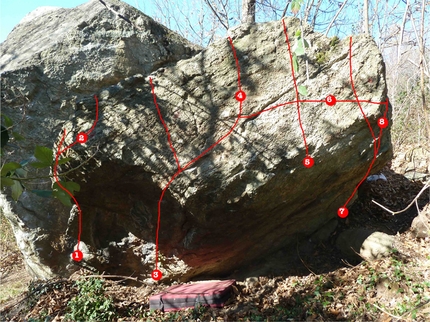 Giovanni Massari, Montecapretto, Val di Susa - Masso di Montecapretto: la lastra: 1) l’elegante volteggio 6a sit start dal bordo della lastra ed uscita in ribaltamento ad un’evidente scheggia. 2) La giravolta 6a+ sit start, come il precedente ma esce più a destra. 3) Il passaggio serpentifero 7b sit start, 5c+ stand 4) Ronza carnivora 7a+ sit start, partenza in comune con il 3); FA Marzio Nardi 2000. Stand è “l’anelito” 5b. 5) La caduta 5b+ 6) Se ti va 7c sit start, parte sit come il 3) ed esce sull’8) oltre lo spigolo; FA Marzio Nardi 2000. 7) La resurrezione 6b sit start, parte dal seguente e va verso sinistra. 8) Il rostro 6a+ sit start, sequenza di tacche