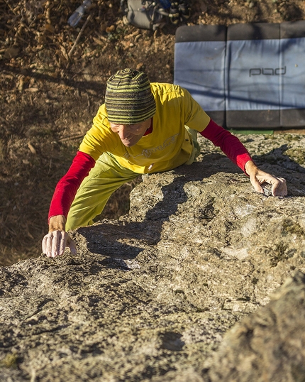 Giovanni Massari, Montecapretto, Val di Susa - Giovanni Massari bouldering at Montecapretto: Spigolo arioso 4c