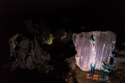 Jorg Verhoeven, Katharina Saurwein, Rocklands, Sud Africa - Katharina Saurwein boulder a Rocklands in  Sud Africa