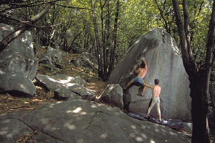 Cresciano Boulder - Nicola Vonarburg su La nave va 7c+