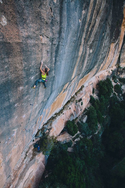 Barbara Zangerl, Chikane, Siurana, Spagna - La climber austriaca Barbara Zangerl sale Chikane, 8c+ a Siurana in Spagna