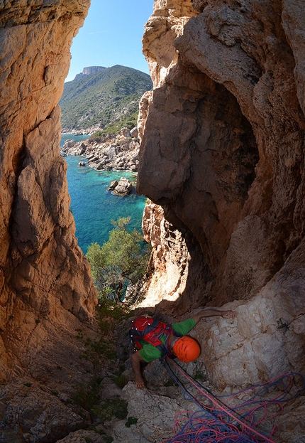 Pedra Longa, Baunei, Sardinia - Spigolo dell'Ospitalità, Pedra Longa: the entrance intro the slit