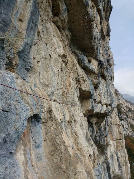 Via Obliquando, Valle del Sarca, Nicola Cont, Alessandro Forti, Martin Giovanazzi, Elio Mazzalai, Simone Navarini - Nicola Cont durante la chiodatura del quarto tiro della Via Obliquando alla parete Lon in Valle del Sarca 