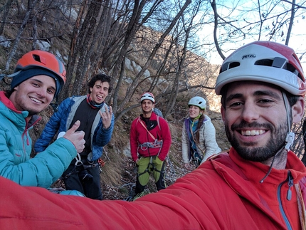 Via Obliquando, Valle del Sarca, Nicola Cont, Alessandro Forti, Martin Giovanazzi, Elio Mazzalai, Simone Navarini - Selfie in cima alla via scattato da Alessandro Forti il giorno di fine chiodatura con i primi ripetitori. Da sinistra Martin Giovanazzi, Nicola Cont, Elio Mazzalai e Silvia Miori