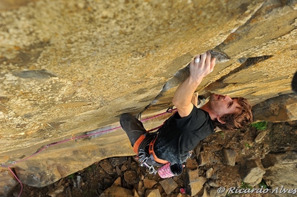 Casal Pianos - Nicolas Favresse climbing “Vida de Casal”, 7b, Casal Pianos, Portugal