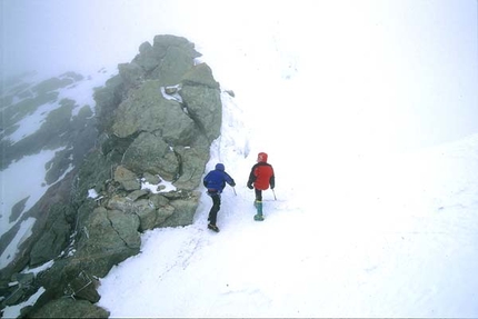 Luca Vuerich - A 8000m sulla cresta del Broad Peak. Ritorno: esausti, scendiamo nella bufera dopo aver raggiunto la cima del B.P.