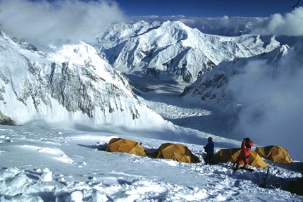 Luca Vuerich - C4 sul Gasherbrum II. Ore serali: stanchi ci godiamo gli ultimi raggi di sole a 7500m.