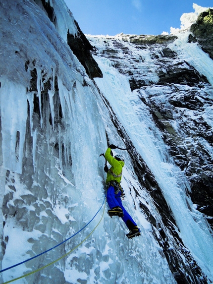 Centercourt, Austria - Benedikt Purner sale il terzo tiro di Centercourt (300m, WI7+), Gasteinertal, Austria