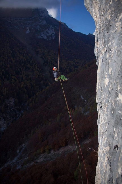 Via MammaSandra, Val Zemola, Dolomiti, Daniele Geremia, Nicolò Cadorin, Maurizio Fontana - Daniele Geremia si cala dalla Via MammaSandra, Val Zemola, Dolomiti, aperta insieme e Nicolò Cadorin e Maurizio Fontana