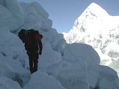 Everest 2003 - Everest: Icefall, con sullo sfondo il Pumori