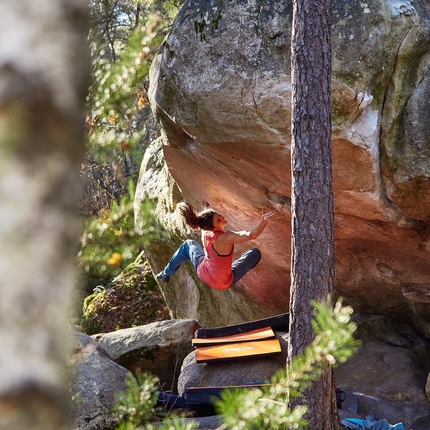 Mélissa Le Nevé prima donna a salire 8B+ boulder a Fontainebleau