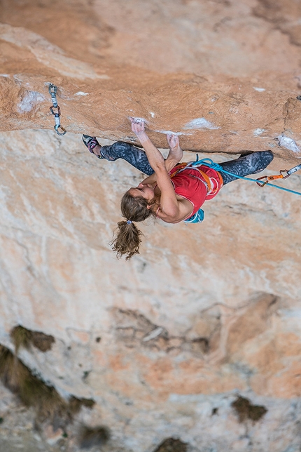 Margo Hayes, la Rambla, Siurana, Spagna - Margo Hayes su la Rambla a Siurana in Spagna. Con la sua salita del 26 febbraio 2017 è diventata la prima donna al mondo a salire una via d’arrampicata gradata 9a+