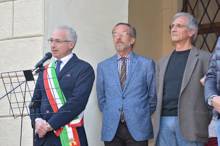 La Strada delle 52 Gallerie del Pasubio, Schio - Durante l'inaugurazione a Schio della mostra 'La Strada delle Gallerie ha 100 anni'. Da destra: il sindaco di Schio Valter Orsi, il presidente CAI Sezione Schio Umberto Dalla Costa ed il curatore della mostra Claudio Rigon