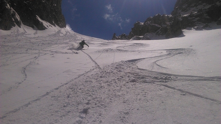 Dolomiti, sci ripido, sci estremo - Sci ripido e sci estremo in Dolomiti: Picco dei Tre Scarperi, Vascellari durante la discesa nel vallone finale 