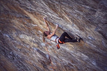 Julia Chanourdie, Ground Zero, Tetto di Sarre - Julia Chanourdie climbing Ground Zero a at Tetto di Sarre, Italy