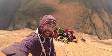 Tsaranoro, Madagascar, Sean Villanueva, Siebe Vanhee - Sean Villanueva e Siebe Vanhee durante l'apertura della loro via Fire in the Belly (8a+, 700m) sul Tsaranoro Atsimo, massiccio del Tsaranoro, Madagascar