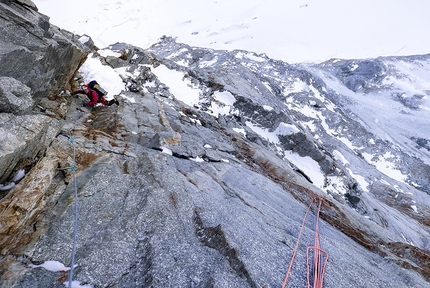 Grandes Jorasses, Monte Bianco, Rolling Stones - Max Bonniot, Leo Billon e Pierre Labbre durante la loro ripetizione di Rolling Stones sulla parete nord delle Grandes Jorasses, Monte Bianco dal 13-05/03/2017