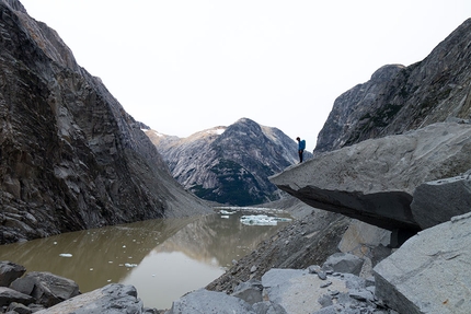 Cerro Mariposa, Patagonia, Luca Schiera, Paolo Marazzi - Heading towards the face after having crossed the lake