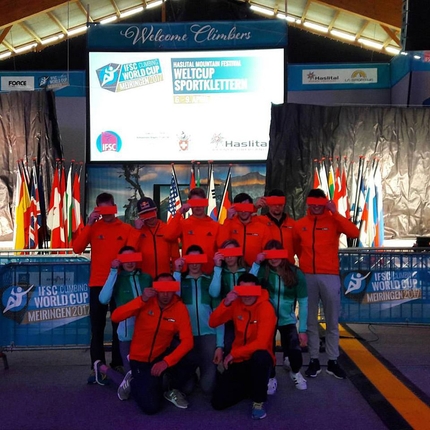 Coppa del Mondo Boulder 2017 - Gli atleti sloveni protestano mostrando il cartellino rosso a Meiringen in Svizzera, 04/2017