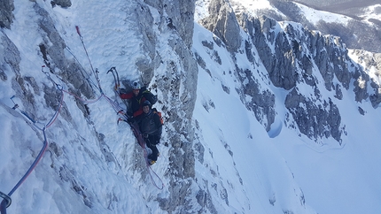 Punta Innominata, Gruppo del Monte Terminillo, Appennino, Pino Calandrella, Fabio D’Adamo, Stefano Cascavilla - Durante l'apertura della via Ginevra alla Punta Innominata: Fabio D’Adamo e Stefano Cascavilla alla sosta del terzo tiro