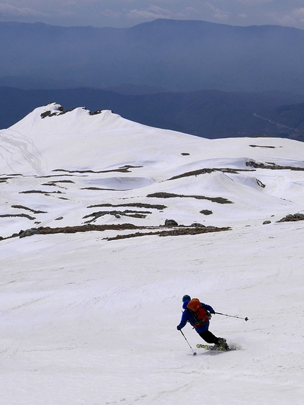 Grecia, scialpinismo - Massimo Cipolloni in discesa dal Monte Goura nel Gruppo del Timfi