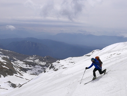 Grecia, scialpinismo - Massimo Cipolloni in discesa dal Monte Goura nel Gruppo del Timfi