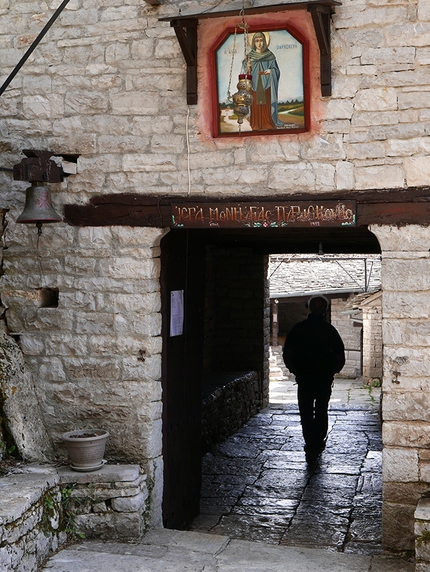 Grecia, scialpinismo - Sull’orlo delle Gole di Vikos visitando un piccolo monastero