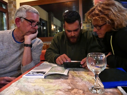 Grecia, scialpinismo - Con Nikos studiamo l’itinerario di salita allo Skolia