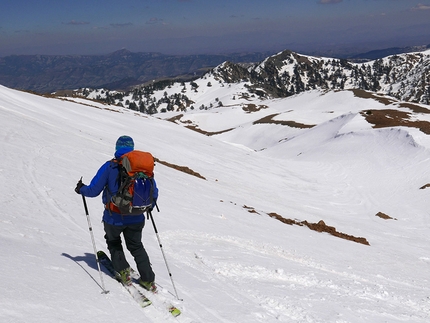 Grecia, scialpinismo - Inizia la discesa: un tappeto di stupenda neve trasformata. Il vero sci di primavera, lo sci del mediterraneo