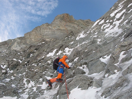 Cervino, Schweizernase, Alexander Huber, Dani Arnold, Thomas Senf - Dani Arnold sul Cervino, con il tracciato della via Schweizernase aperta insieme a Alexander Huber e Thomas Senf (14-15/03/2017) e, verso destra, la via Gogna-Cerruti del 1969