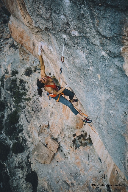 Alizée Dufraisse sends Estado critico 9a at Siurana in Spain