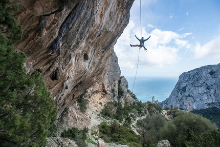 Cengia Giradili, Punta Giradili, Sardegna - Cengia Giradili: Luca Passini in un raro momento di 