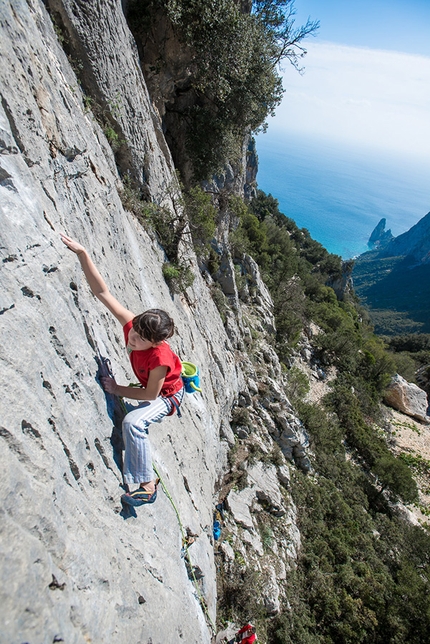 Cengia Giradili, Punta Giradili, Sardinia - Cengia Giradili:  Giulia Passini climbing 'Facili Tentazioni' 6b+ at 'Le terrazze'