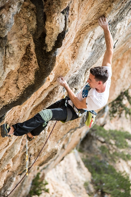 Cengia Giradili, Punta Giradili, Sardegna - Cengia Giradili: Andrea Ratti sulla prima sezione di Botanika 8b