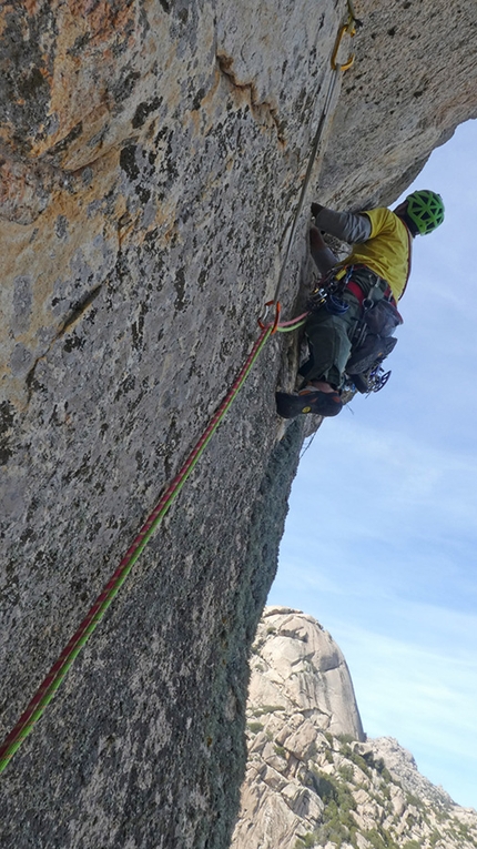 Sardegna arrampicata - Nicola Lanzetta in apertura su Bird Watching al Pulchianotto (Monte Pulchiana) in Gallura, salita insieme a Nicola Lanzetta